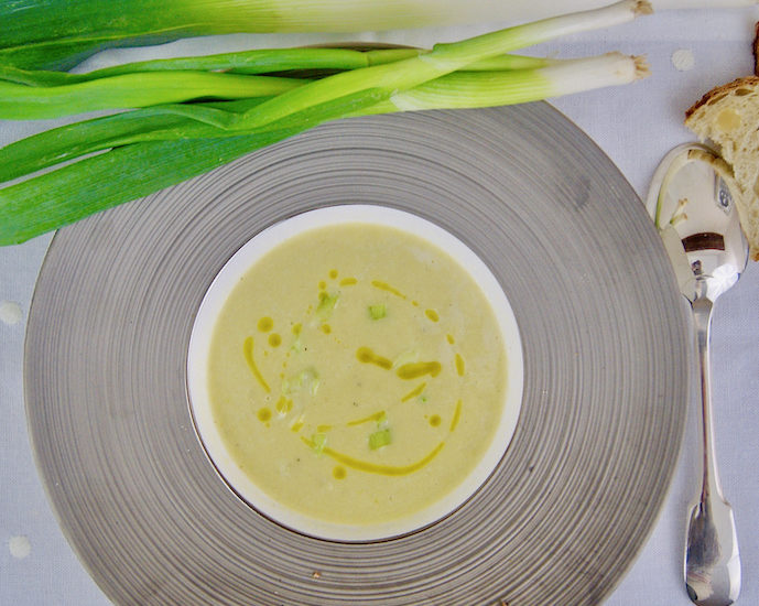 Soupe de poireaux aux jeunes oignons