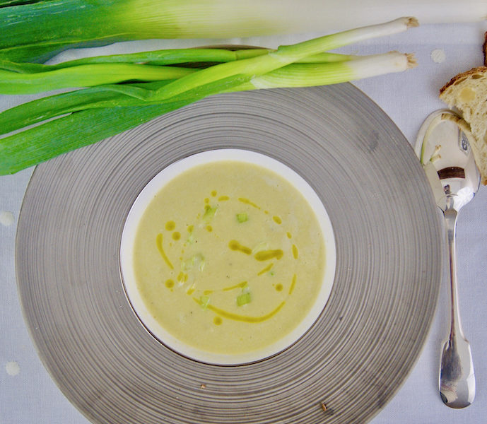 Soupe de poireaux aux jeunes oignons