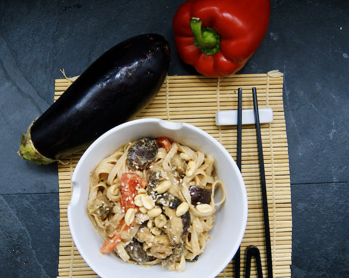 Nouilles shiitake, aubergine, poivron rouge, sauce au peanut butter