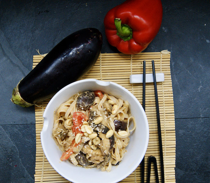 Nouilles shiitake, aubergine, poivron rouge, sauce au peanut butter