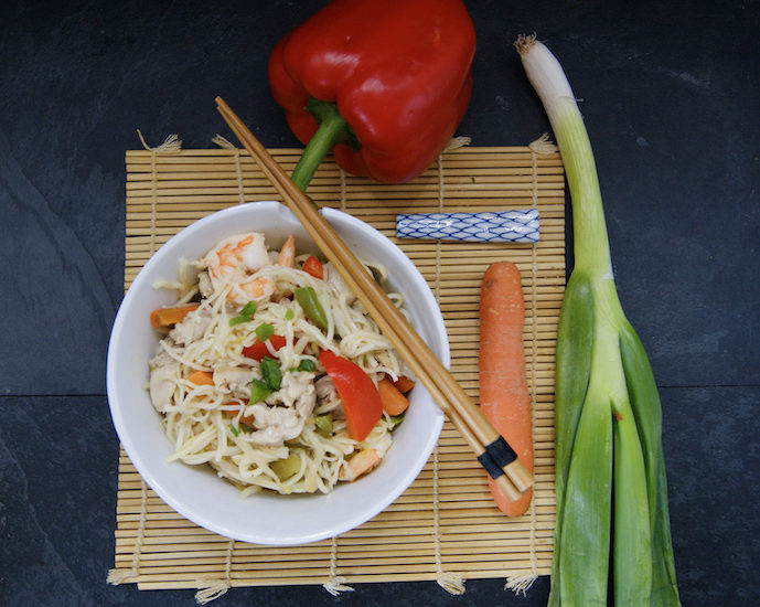 Wok épicé au poulet et aux scampis