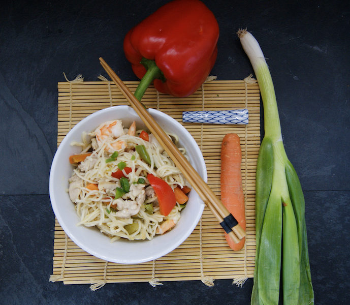 Wok épicé au poulet et aux scampis