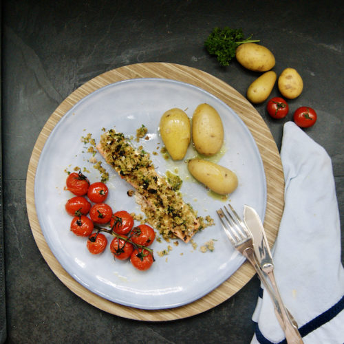 Saumon sauce au yaourt et moutarde, chapelure aux herbes