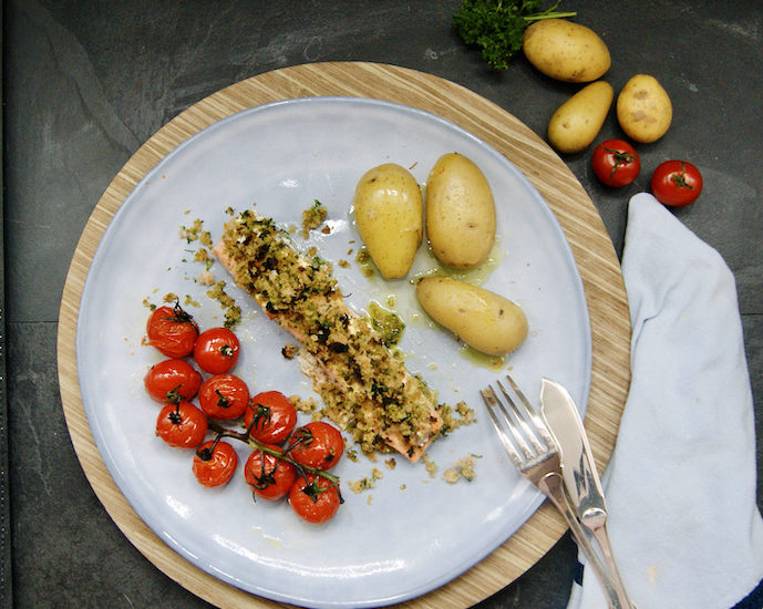 Saumon sauce au yaourt et moutarde, chapelure aux herbes
