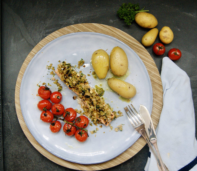 Saumon sauce au yaourt et moutarde, chapelure aux herbes