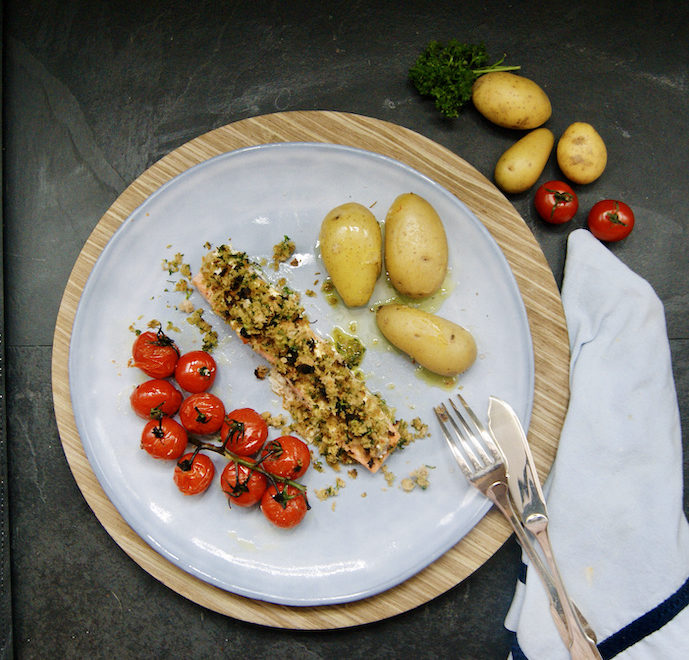 Saumon sauce au yaourt et moutarde, chapelure aux herbes