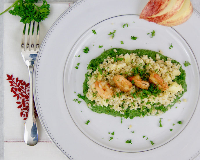 Crevettes poêlées, épinards à la crème, boulgour céleri et pomme
