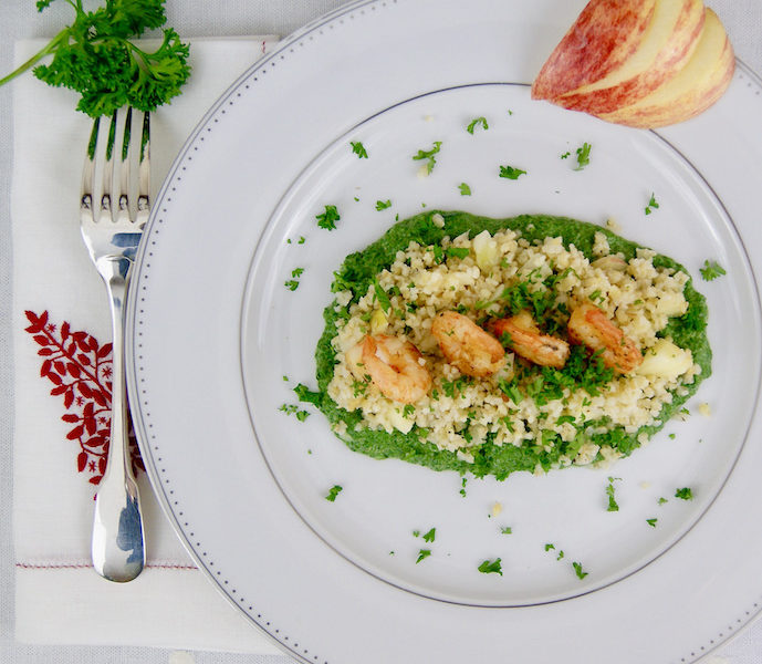 Crevettes poêlées, épinards à la crème, boulgour céleri et pomme