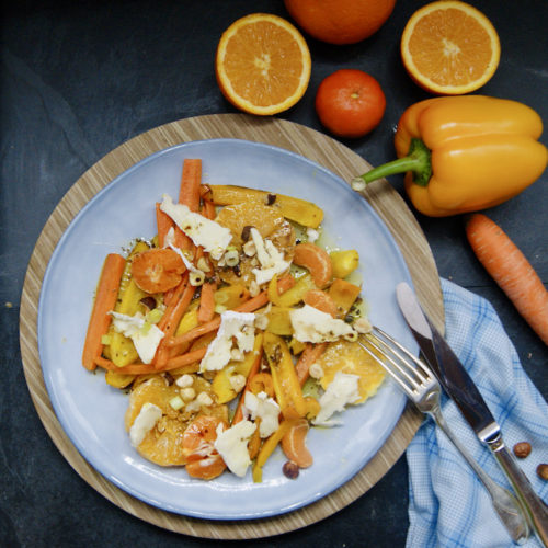 Poivrons jaunes et carottes rôtis aux oranges et aux noisettes