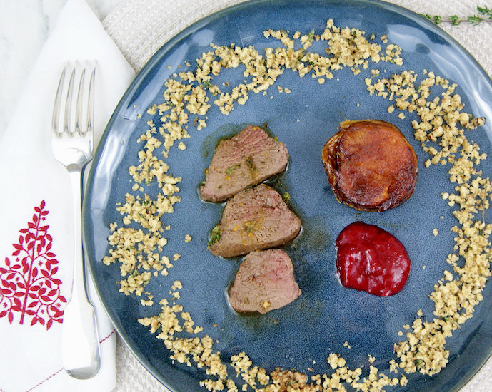 Rôti de biche et mini-tatin de patate douce, sauce aux airelles