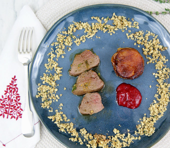 Rôti de biche et mini-tatin de patate douce, sauce aux airelles