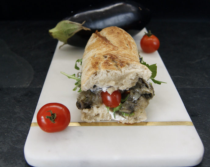 Baguette au caviar d’aubergine et fromage de chèvre
