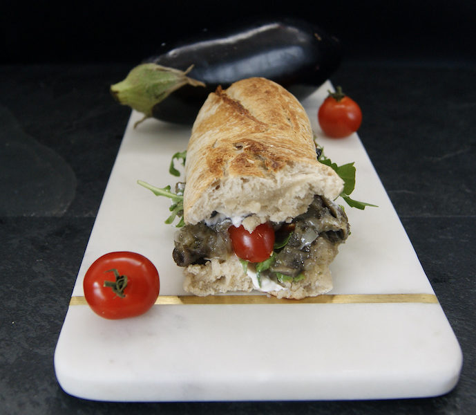 Baguette au caviar d’aubergine et fromage de chèvre