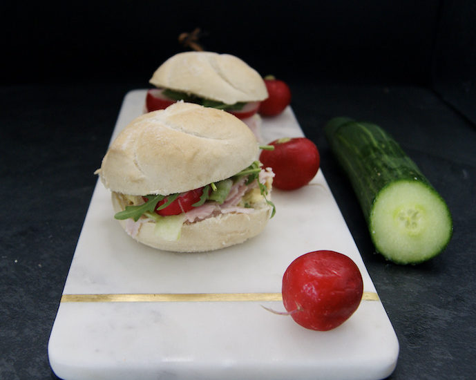 Sandwich au chèvre frais et pétales de radis roses