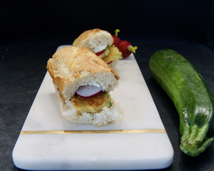 Sandwich à la piccata de courgettes et aux fines herbes