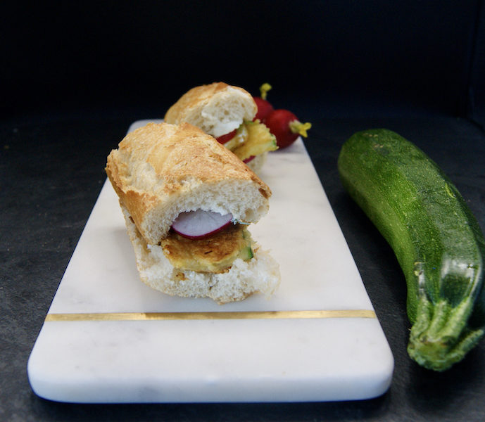 Sandwich à la piccata de courgettes et aux fines herbes