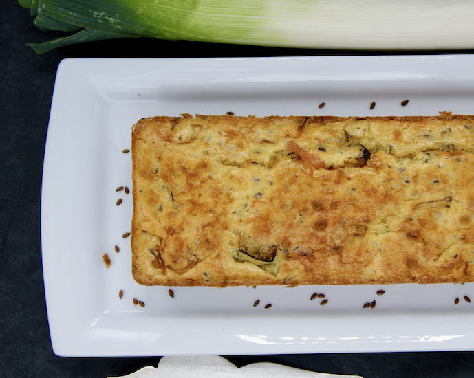 Cake au saumon fumé, poireau et graines de lin