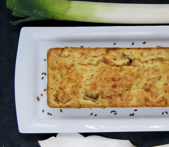 Cake au saumon fumé, poireau et graines de lin