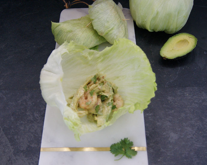 Rouleaux de salade, gambas et avocats