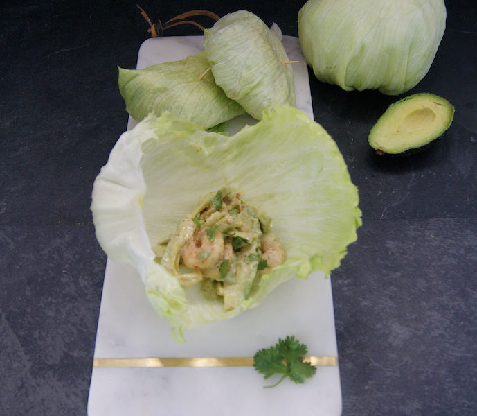 Rouleaux de salade, gambas et avocats