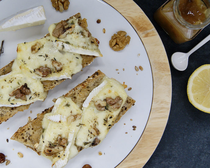 Baguette au confit d’oignons, brie, noix et miel au citron