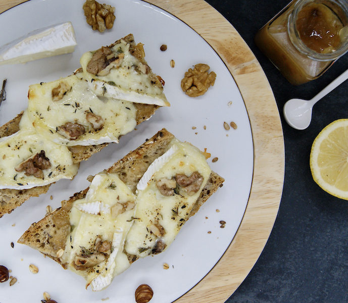 Baguette au confit d’oignons, brie, noix et miel au citron