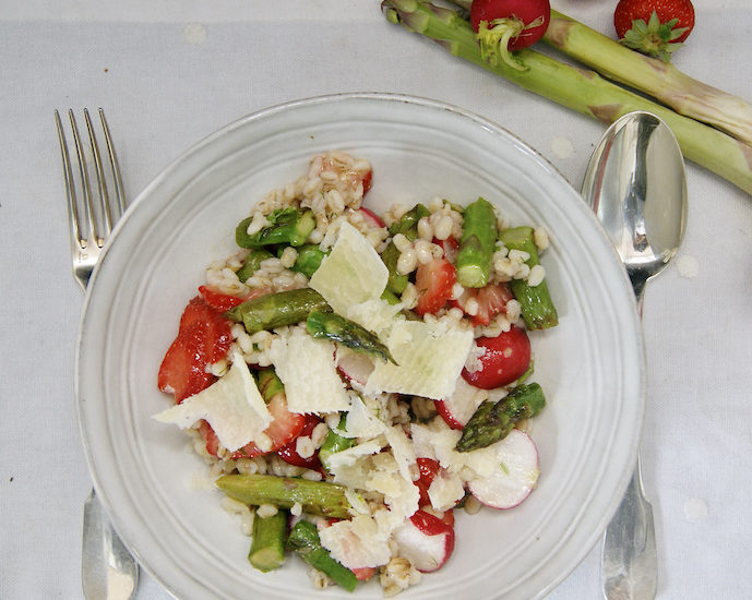 Orge aux asperges, radis et fraises