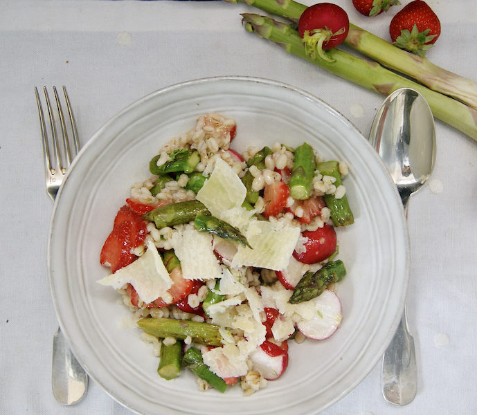 Orge aux asperges, radis et fraises