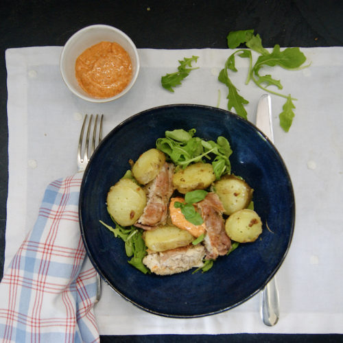 Salade de pommes de terre et roulade de poulet, sauce aux tomates