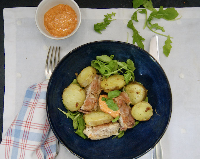 Salade de pommes de terre et roulade de poulet, sauce aux tomates