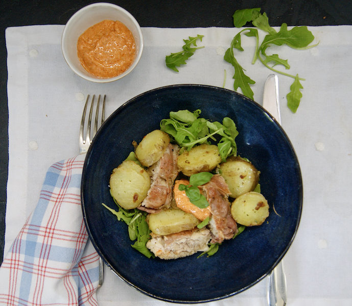 Salade de pommes de terre et roulade de poulet, sauce aux tomates