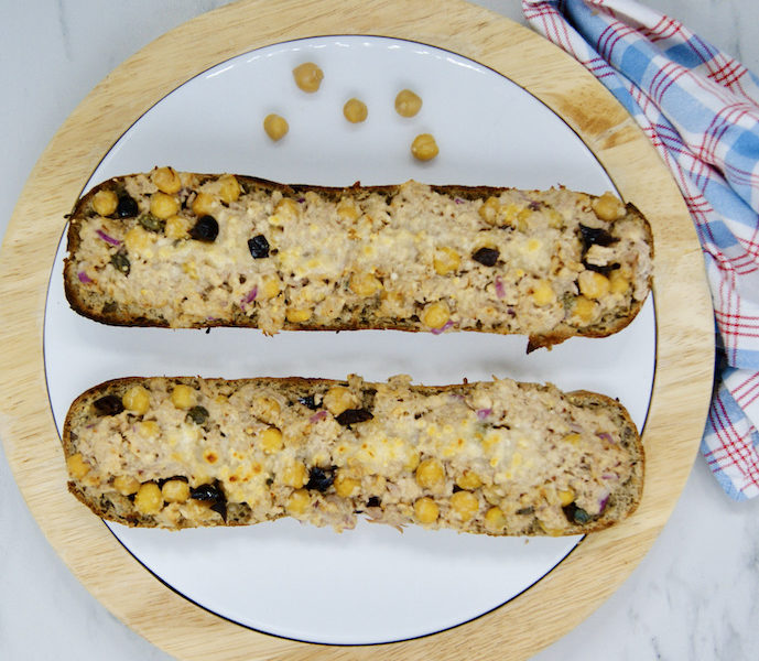 Baguette gratinée au thon et aux pois chiches