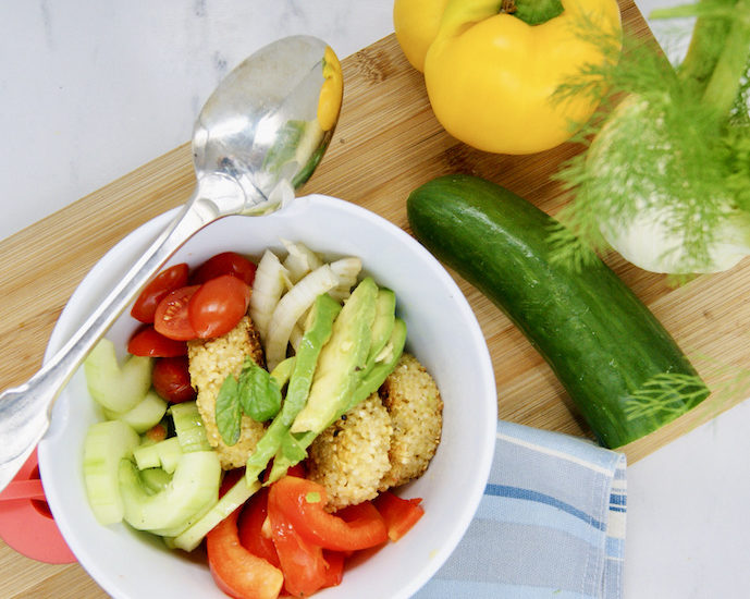 Buddha bowl galettes de quinoa, avocat et poivrons