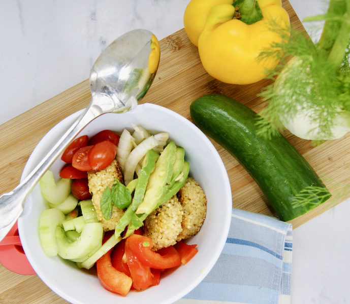 Buddha bowl galettes de quinoa, avocat et poivrons