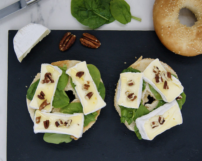 Bagel brie, noix et miel
