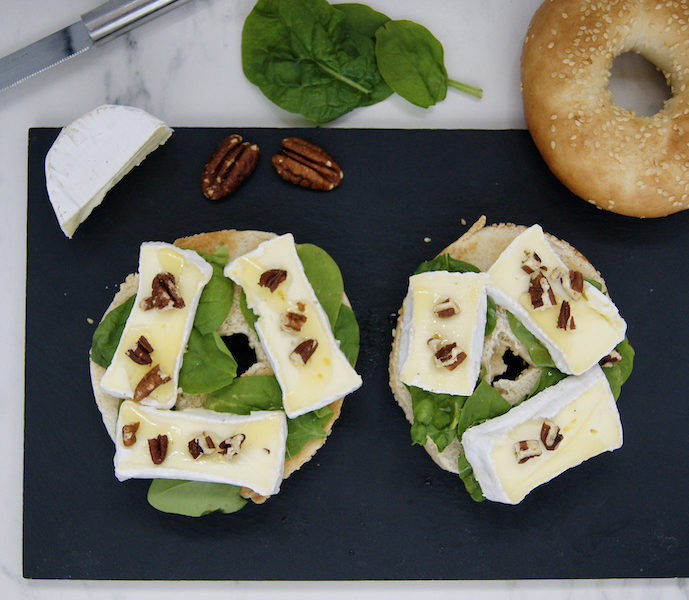 Bagel brie, noix et miel