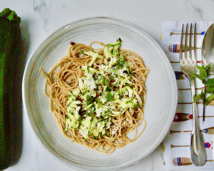 One-pot spaghetti aux courgettes et à la menthe