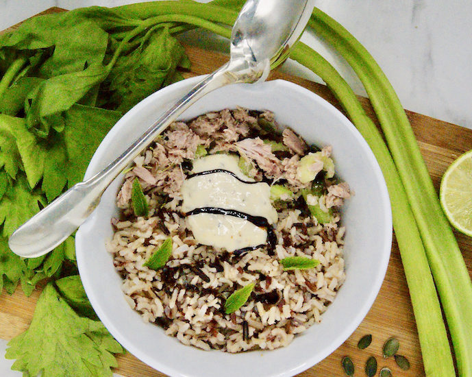 Bol de riz au thon, céleri et olives vertes
