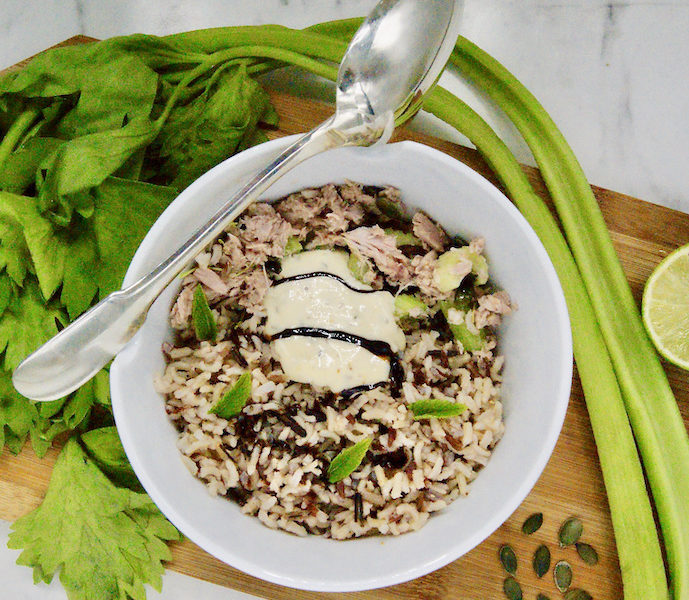 Bol de riz au thon, céleri et olives vertes