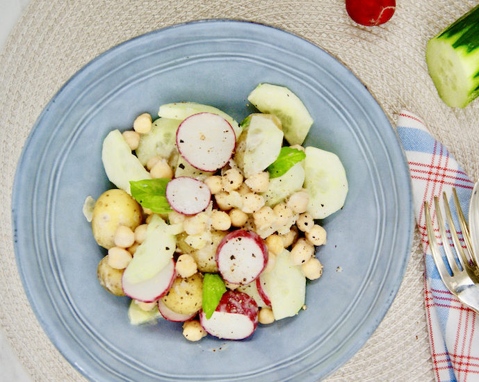 Salade de pommes de terre, pois chiches et sauce au yaourt