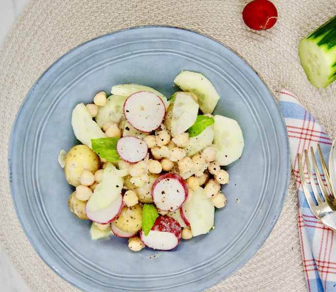 Salade de pommes de terre, pois chiches et sauce au yaourt