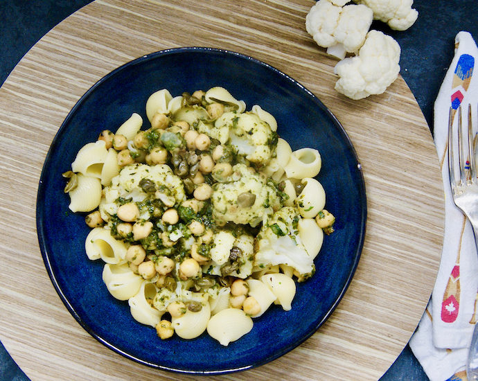 Pâtes au chou-fleur, pois chiches et épinards