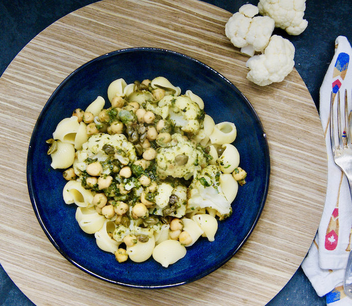 Pâtes au chou-fleur, pois chiches et épinards