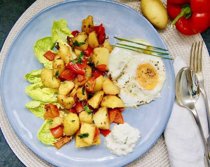 Poêlée de pommes de terre aux poivrons et oeuf sur le plat