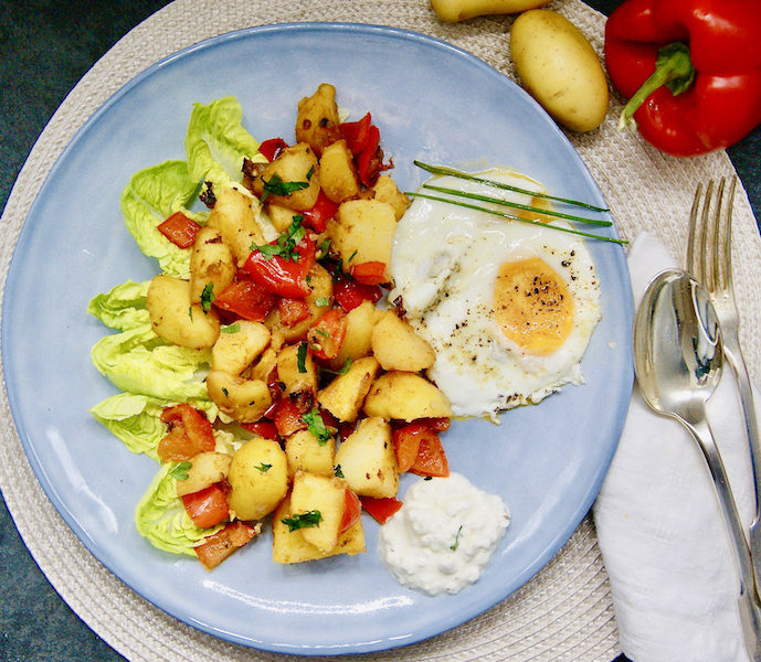 Poêlée de pommes de terre aux poivrons et oeuf sur le plat