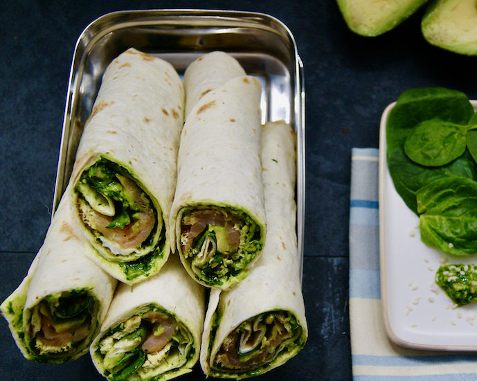 Wraps à l&rsquo;omelette, saumon fumé, tapenade d&rsquo;épinards et avocat