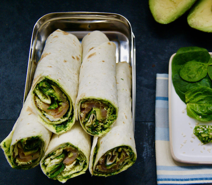 Wraps à l&rsquo;omelette, saumon fumé, tapenade d&rsquo;épinards et avocat