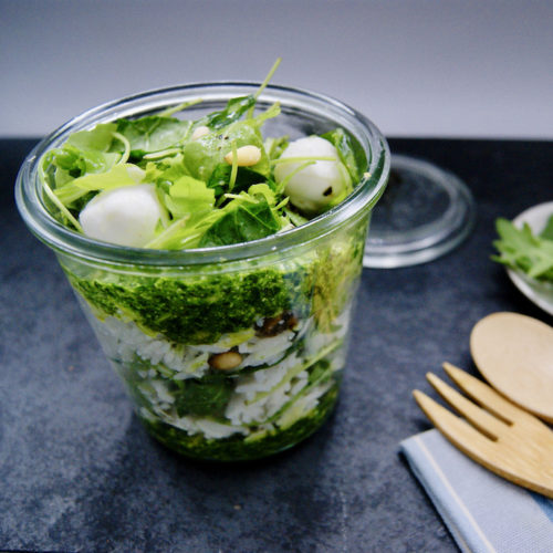Salade de riz au pesto d’épinards et mozzarella en pot