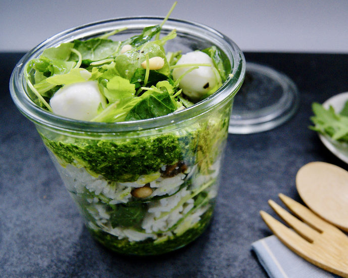 Salade de riz au pesto d’épinards et mozzarella en pot