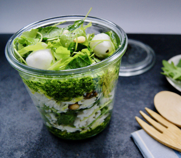 Salade de riz au pesto d’épinards et mozzarella en pot